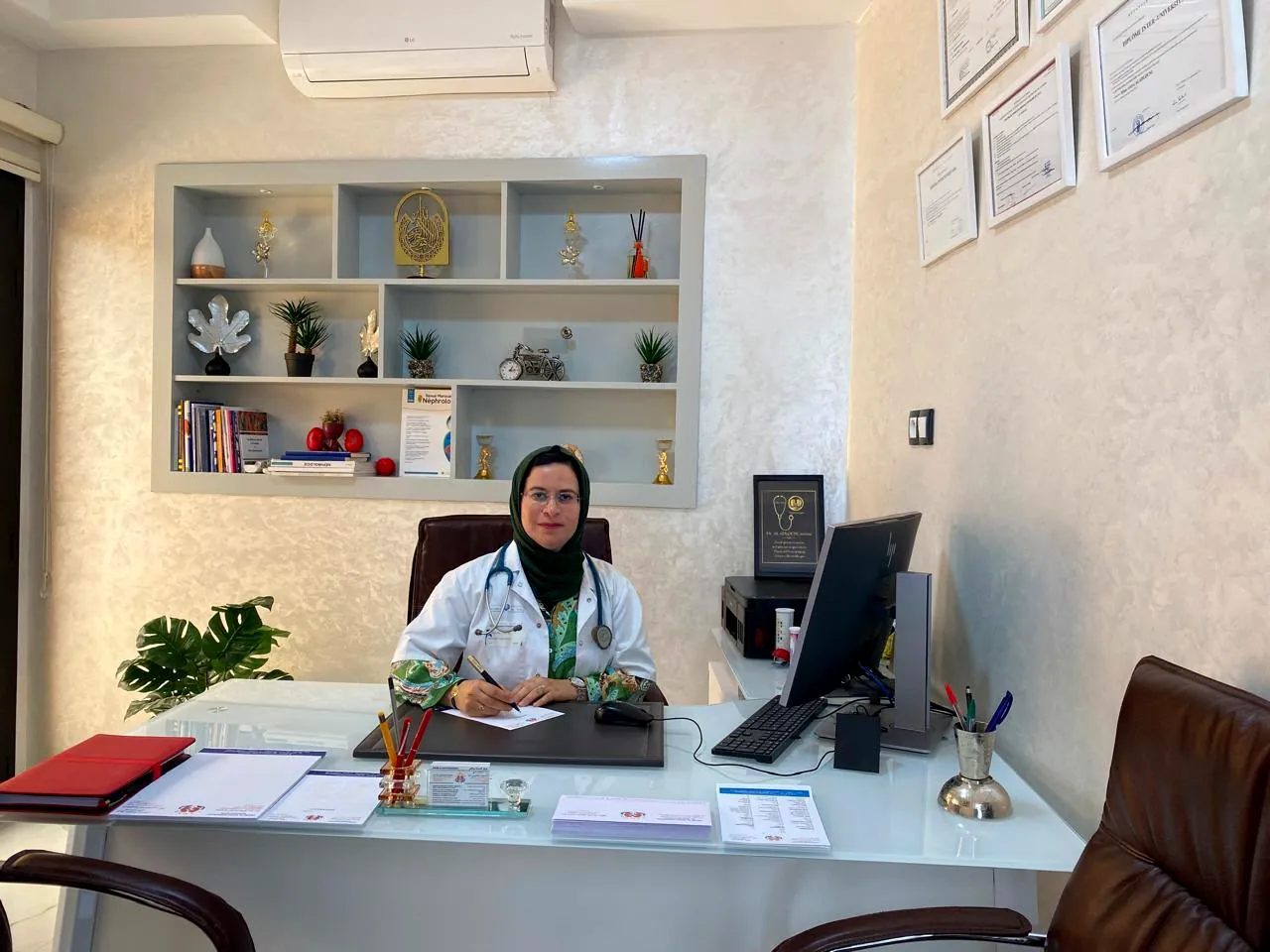 Le Dr Amina Al Adlouni dans son cabinet